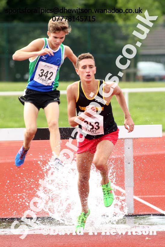 Mens under-17s 1500 metres steeplechase, Northern Under-13s, U-15s and 17s Championships. Photo: David T. Hewitson/Sports for All Pics